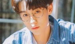 吃瓜网红男博主戴眼镜,吃瓜界的时尚新宠